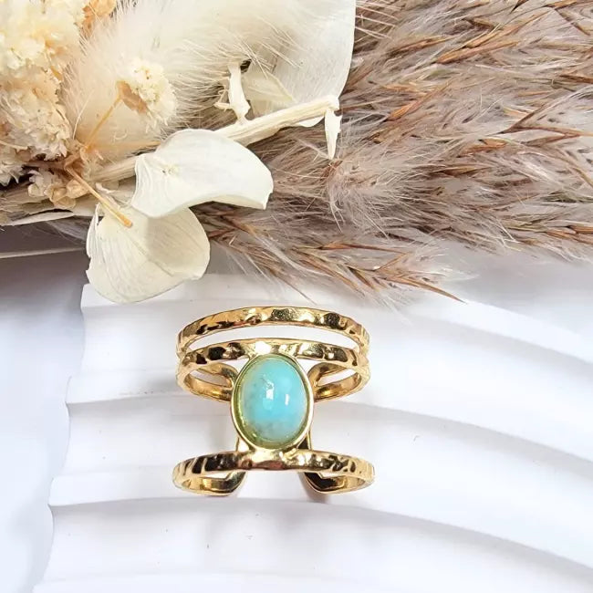 Bague dorée femme martelée en acier inoxydable ajustable, cabochon amazonite vert — vue portée au doigt.