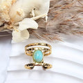 Bague dorée martelée avec cabochon amazonite vert, acier inoxydable ajustable — présentation décorative.