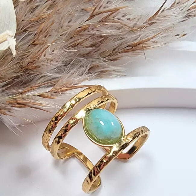 Vue de profil bague dorée martelée, acier inoxydable, cabochon amazonite vert — détail du design ouvert.
