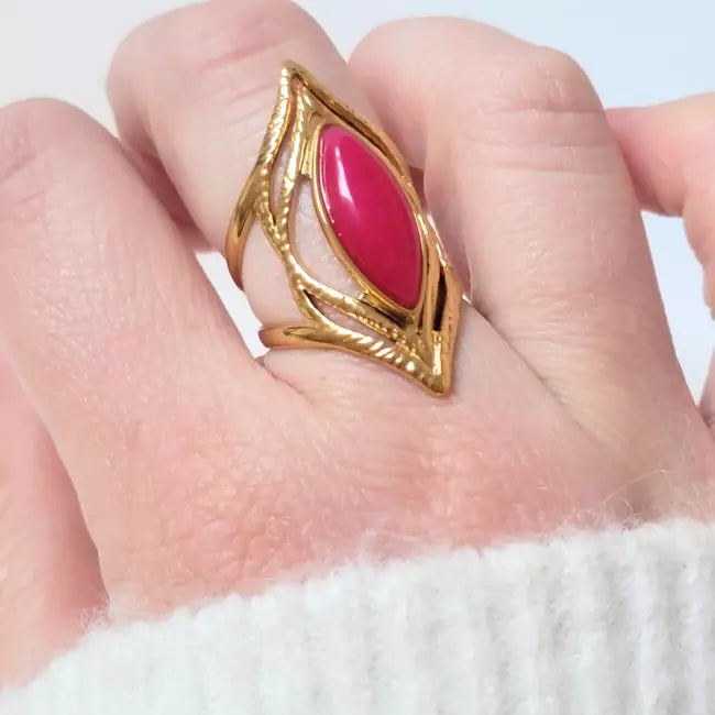 Bague dorée ajustable en acier inoxydable avec pierre turquoise marquise, portée au doigt d’une femme