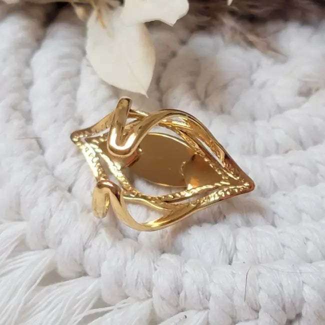 Bague dorée ajustable en acier inoxydable, vue arrière du bijou au design ajouré avec pierre colorée