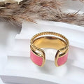 Vue arrière de la bague dorée femme ajustable, acier inoxydable et émail rose — détail de l’anneau ouvert.