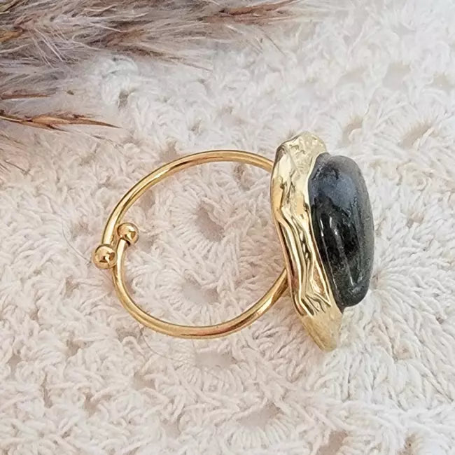Vue de profil bague dorée martelée, acier inoxydable, cabochon labradorite grise — détail de l’anneau ajustable.
