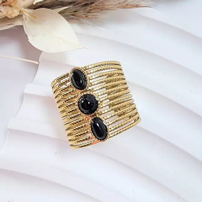 Bague dorée femme multi-rangs en acier inoxydable, ajustable, avec 3 cabochons noirs — vue gros plan sur fond blanc.