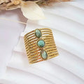 Bague dorée multi-rangs en acier inoxydable ajustable, 3 cabochons verts effet marbré — packshot.