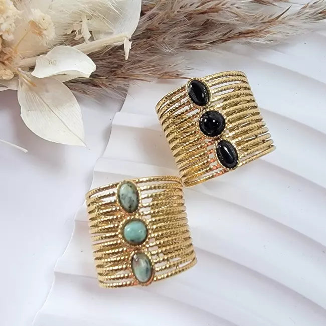 Duo de bagues dorées multi-rangs en acier inoxydable, version cabochons noirs et verts — présentation.