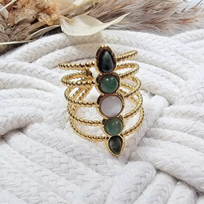 Bague dorée femme multi-rangs, acier inoxydable ajustable, cabochons verts et blanc nacré — vue en perspective.