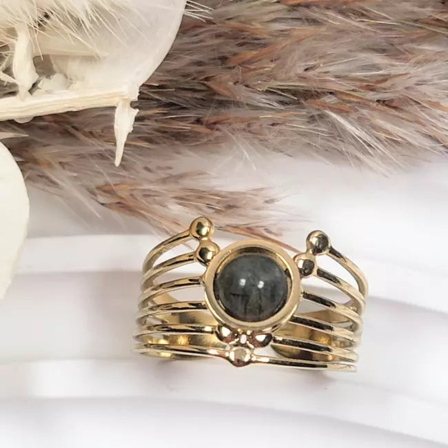 Bague dorée femme multi-rangs en acier inoxydable ajustable avec cabochon labradorite grise — portée au doigt.