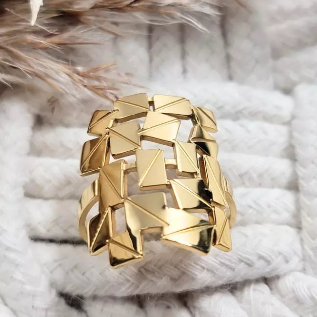 Bague ajustable dorée en acier inoxydable, design graphique géométrique, portée au doigt d’une femme