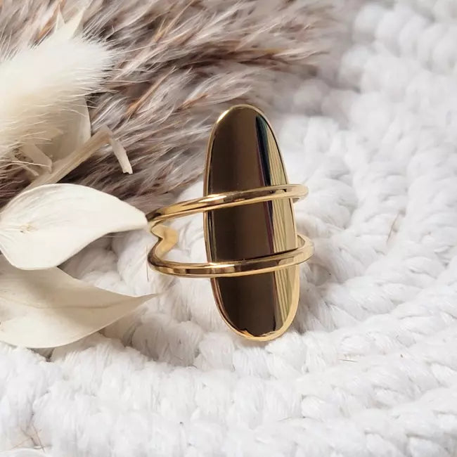 Bague large dorée en acier inoxydable, anneau ajustable moderne, portée au doigt d’une femme