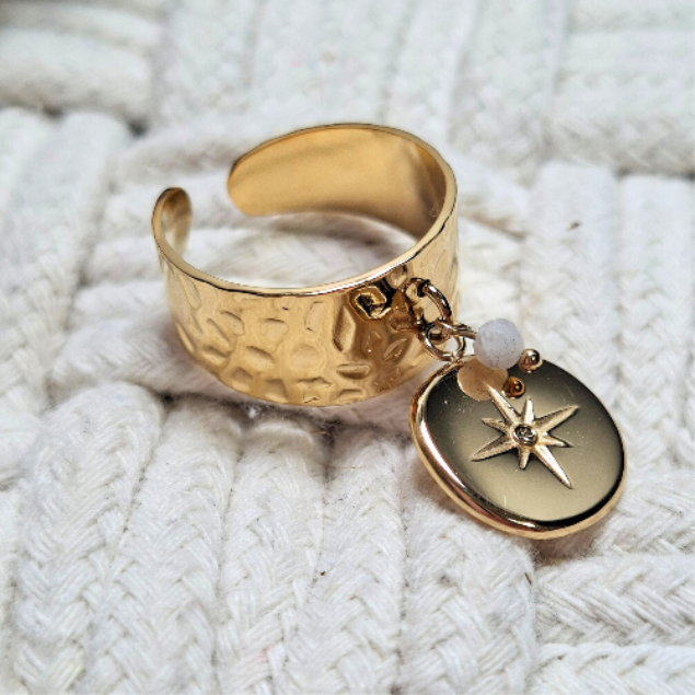 Bague dorée martelée avec pendentif étoile et strass