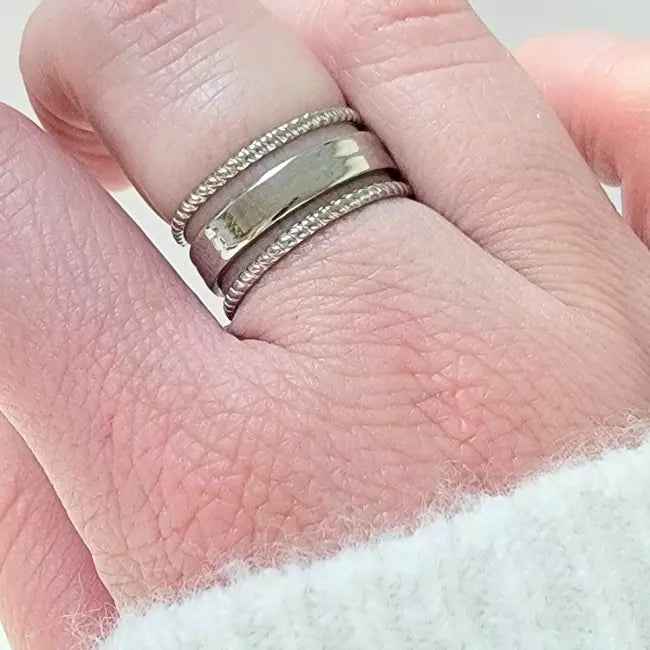 Bague femme ajustable double anneau en acier inoxydable doré, portée au doigt
