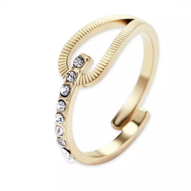 Bague dorée ajustable portée au doigt avec strass scintillants