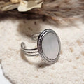Bague tendance argentée ajustable pour femme avec nacre blanche