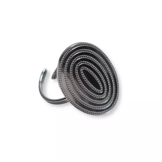 Bague ovale argentée ajustable en acier inoxydable femme portée au doigt