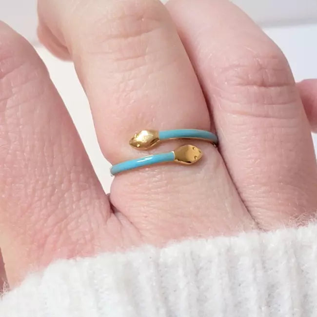 Bague serpent rose et dorée en acier inoxydable ajustable, portée au doigt d’une femme