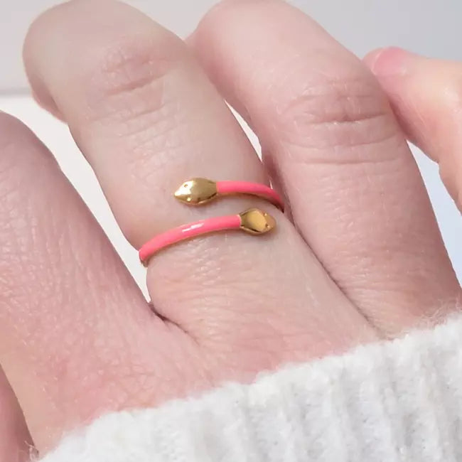 Bague serpent rose et dorée en acier inoxydable ajustable, portée au doigt d’une femme