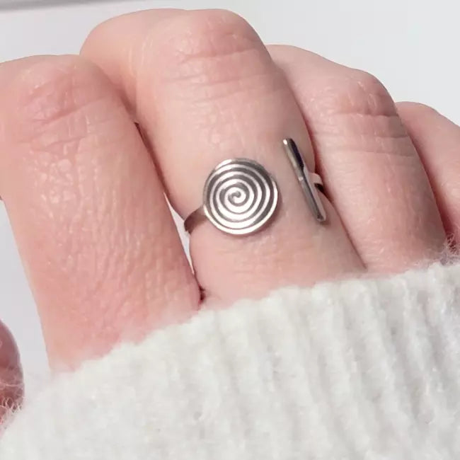 Bague spirale dorée ajustable en acier inoxydable femme portée au doigt