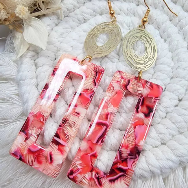 Boucles d’oreilles longues femme acier inoxydable doré et acétate marbré rose portées