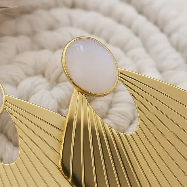Boucles d’oreilles en acier inoxydable doré avec nacre blanche portées – bijou élégant femme