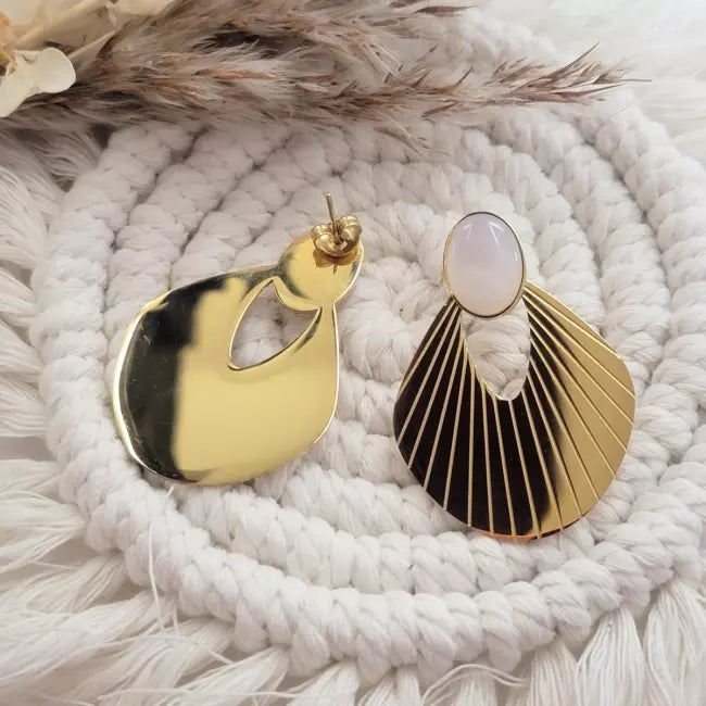 Boucles d’oreilles dorées avec nacre blanche et design éventail en acier inoxydable