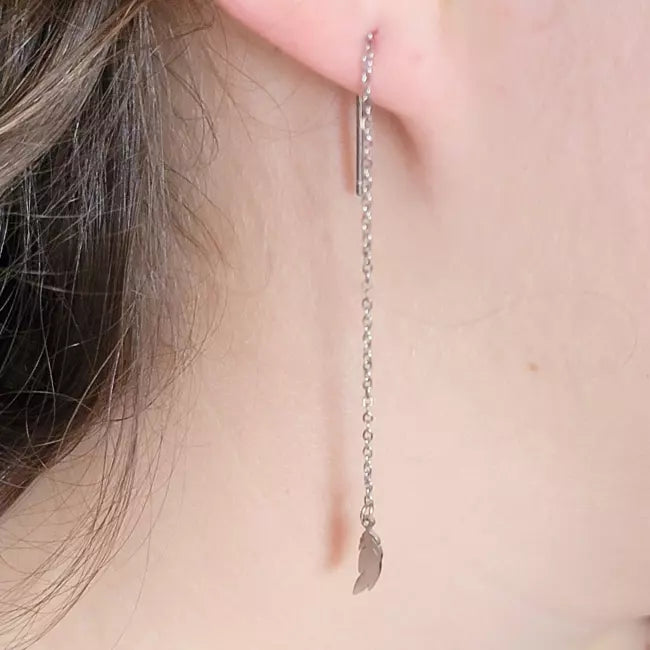 Boucles d'oreilles chainette plume en acier inoxydable argenté portées