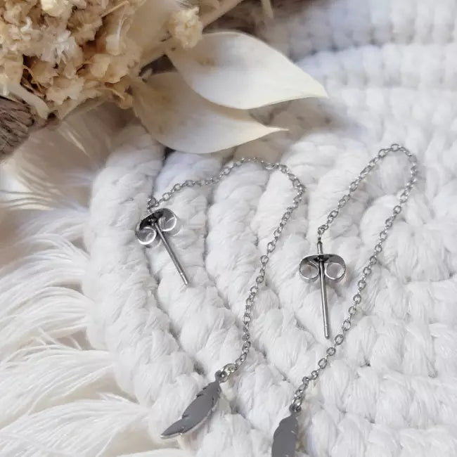 Boucles d'oreilles chainette plume en acier inoxydable argenté portées