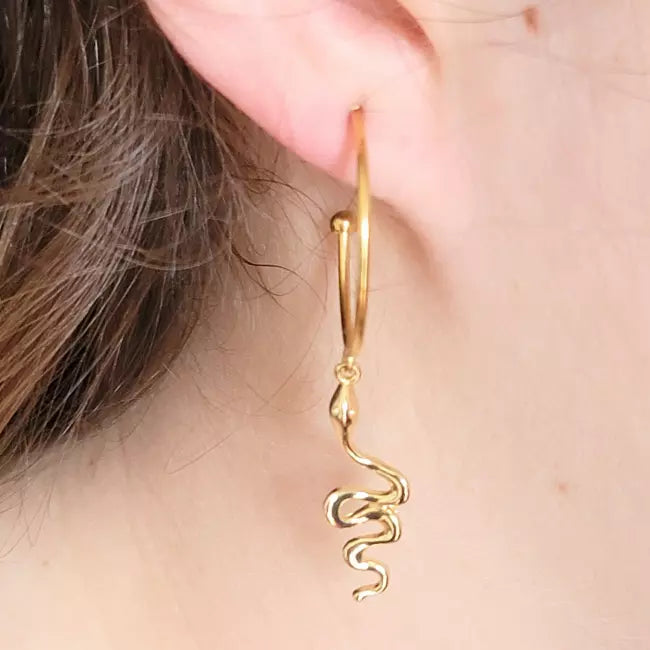 Boucles d’oreilles créoles dorées serpent en acier inoxydable portées – style bohème chic femme
