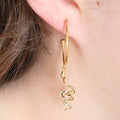 Boucles d’oreilles créoles dorées serpent en acier inoxydable portées – style bohème chic femme