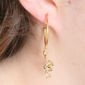 Boucles d’oreilles créoles dorées serpent en acier inoxydable portées – style bohème chic femme