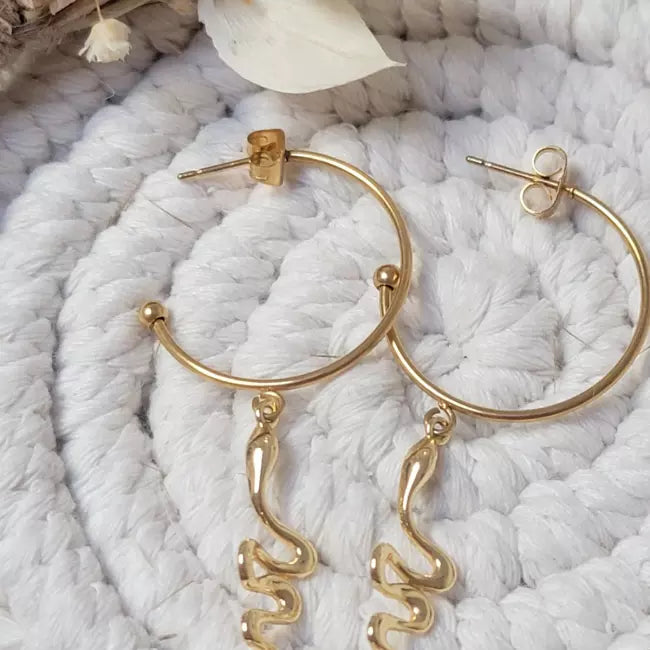 Boucles d’oreilles créoles dorées serpent avec pendentif serpent – acier inoxydable bijou bohème chic