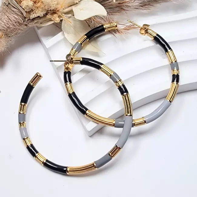 Boucles créoles dorées et noires avec détails gris – bijou acier inoxydable tendance