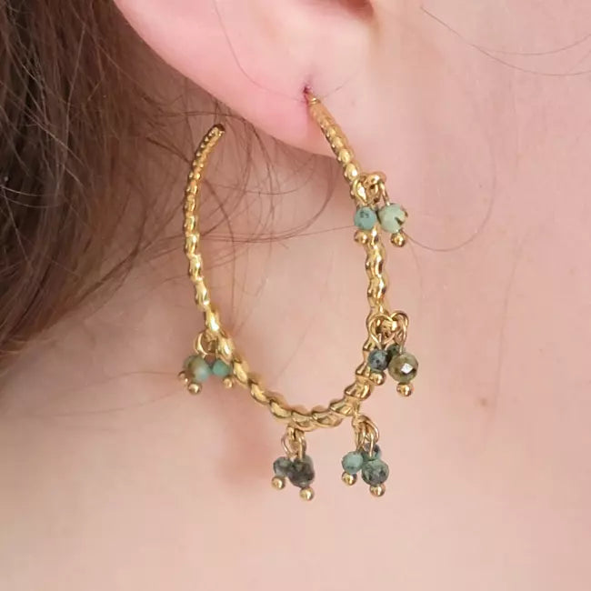 Boucle d’oreille créole dorée en acier inoxydable avec perles vertes et bleues jaspe
