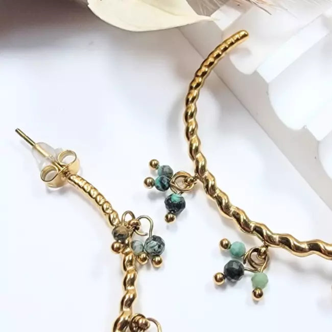 Boucle d’oreille créole dorée en acier inoxydable avec perles vertes et bleues jaspe