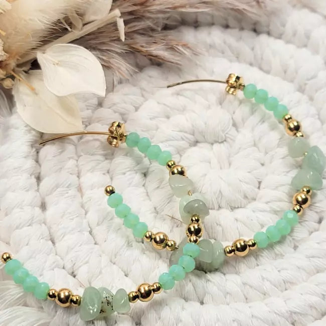 Boucles d’oreilles créoles vert d’eau avec perles aventurine naturelle et perles dorées
