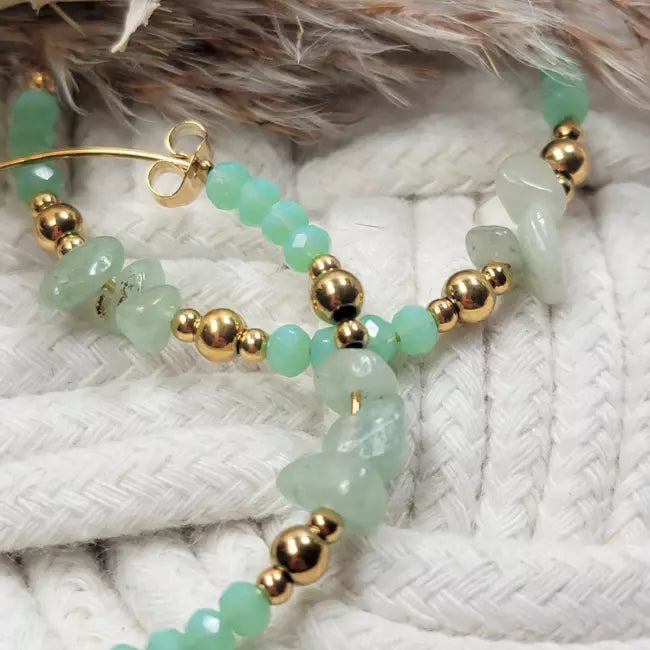 Boucles d’oreilles fantaisie créoles dorées et vert d’eau avec perles naturelles