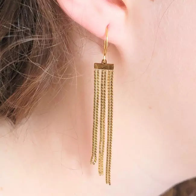 Boucles d’oreilles dorées pendantes en acier inoxydable – portées, style bohème chic