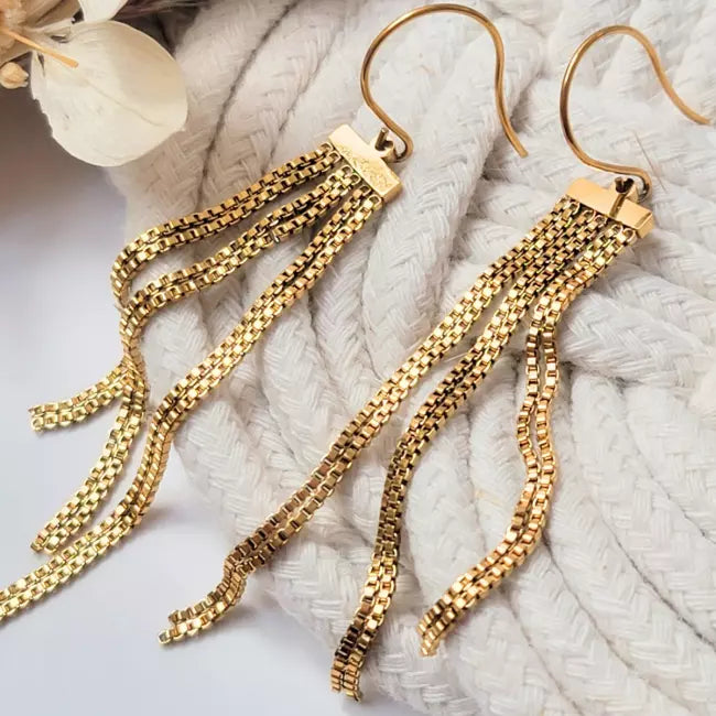 Boucles d’oreilles dorées pendantes en acier inoxydable – portées, style bohème chic