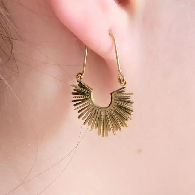 Boucle d’oreille dorée femme en acier inoxydable motif soleil bohème chic