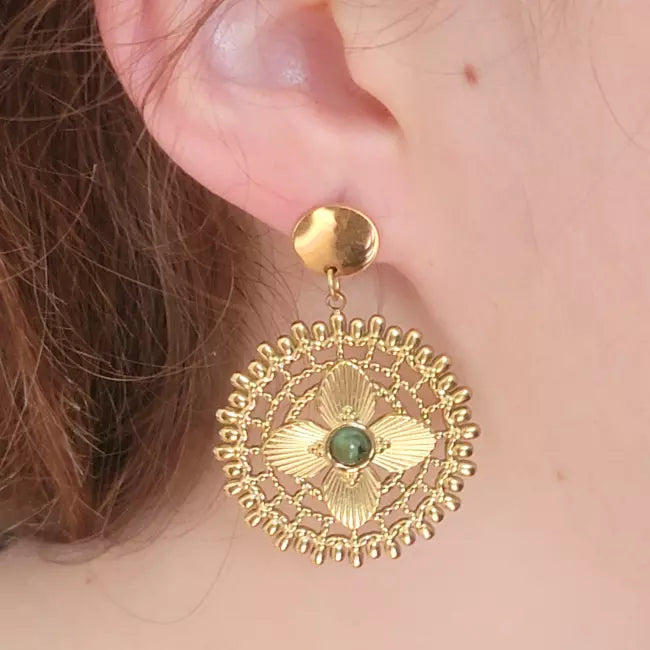 Boucles d’oreilles dorées en forme de fleur ajourée avec perle centrale verte