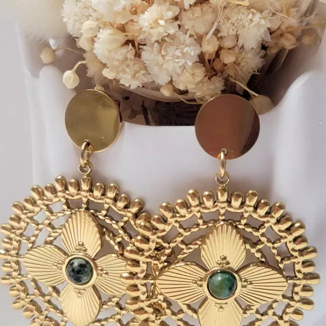 Boucles d’oreilles dorées en forme de fleur ajourée avec perle centrale verte