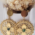 Paire de boucles d’oreilles dorées ajourées motif fleur avec perle verte élégante