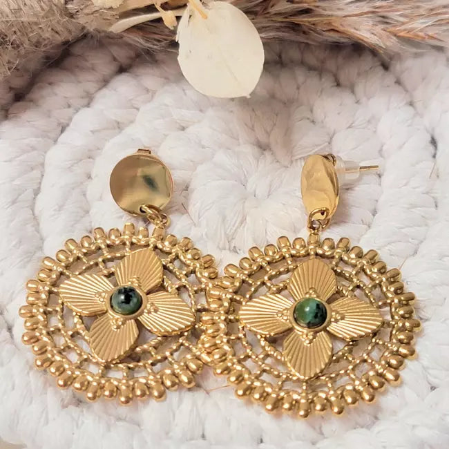 Boucles d’oreilles pendantes dorées fantaisie chic avec fleur ajourée et perle centrale