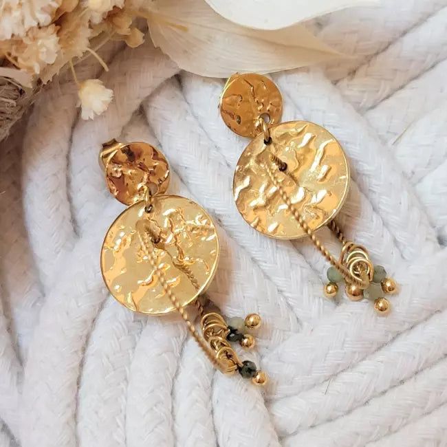 Boucles d’oreilles dorées originales avec pampilles et perles vertes