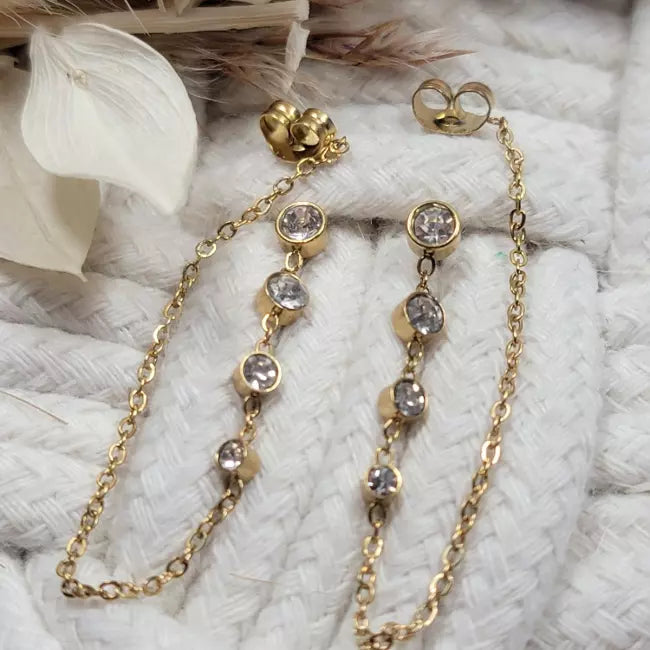 Boucles d’oreilles dorées pendantes à strass en acier inoxydable – vue portée