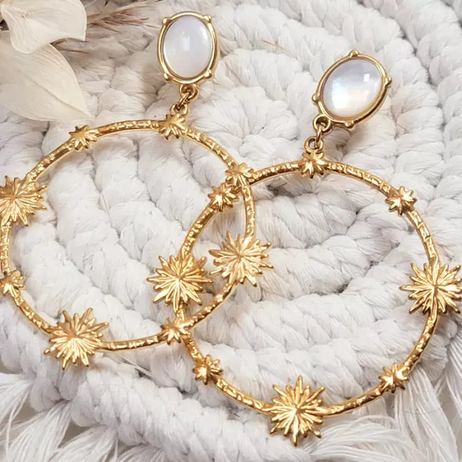 Boucles d’oreilles pendantes dorées motif soleil avec pierre nacrée bohème chic