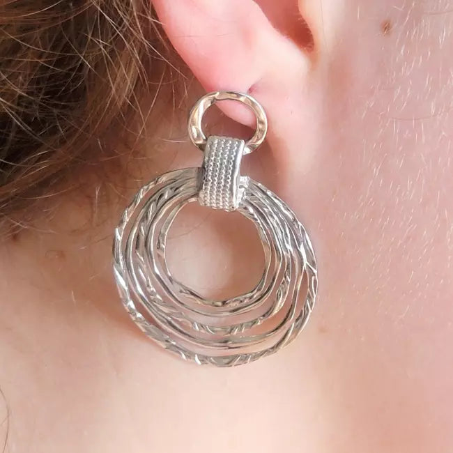 Boucles d’oreilles argentées pendantes rondes en acier inoxydable – style moderne chic