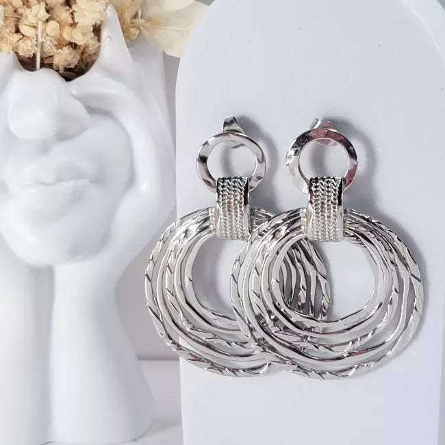 Boucles d’oreilles argentées pendantes rondes en acier inoxydable – style moderne chic