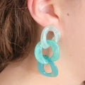 Boucles d’oreilles femme maillons acétate vert clair et turquoise – Bijou coloré tendance été