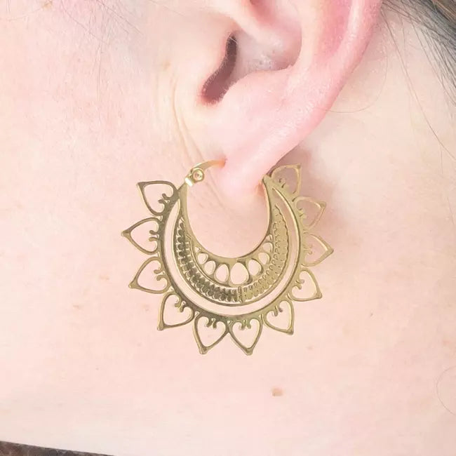 Boucles d’oreilles créoles dorées ajourées en acier inoxydable – style bohème femme